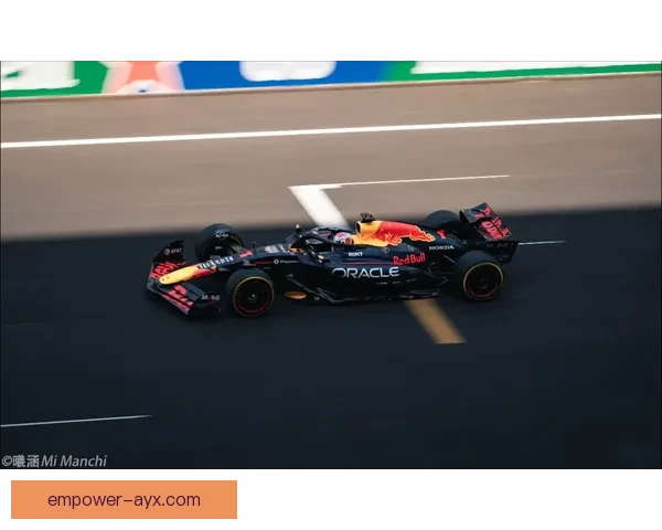 F1赛季最新动态揭晓车队实力变化与冠军争夺形势分析