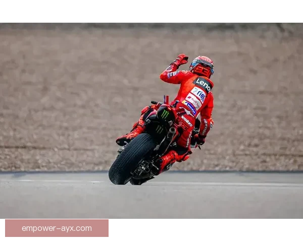 MotoGP赛季最新动态：摩托车手竞争激烈 引领技术革新与赛道挑战